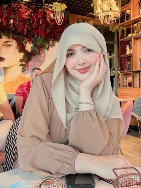 Mode Niqab, Beautiful Muslim Women, Arab Women, Hijabi Girl, Muslim Girls, Abayas Fashion, Hijab Tutorial, Beautiful Hijab, Beautiful Smile Women