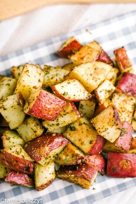 Roasted red potatoes are a delicious side dish that pairs perfectly with just about everything. This oven roasted potatoes recipe is easy to make, too! Convection Oven Potatoes, Roasted Red Potatoes Oven, Red Potatoes Roasted, Red Potatoes Oven, Red Skin Potatoes Recipe, Rv Oven, Baked Red Potatoes, Tartiflette Recipe, Red Potato Recipes