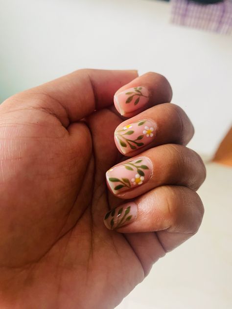 Leaf Nail Art Step By Step, Nails With Ivy Design, Short Leaf Nails, Simple Leaf Nails, Noah Kahan Nail Ideas, Plant Nail Art Simple, How To Do Leaves On Nails, Green Leaf Nail Designs, Leafy Nail Designs