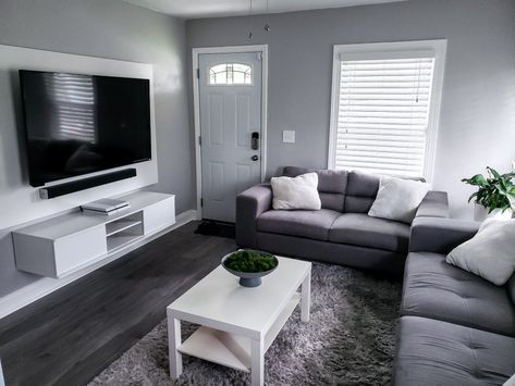 Grey And White Lounge Ideas, Small Living Room Ideas White Walls, Grey And White Small Living Room, Gray And White Small Living Room, Black White Grey Apartment Decor, Dark Grey White Living Room, Living Room Designs Small Spaces Grey, Living Room Grey Designs, Flat Living Room Ideas Modern