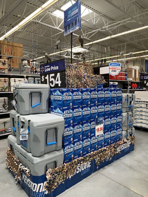 Beer Display Ideas Retail, Beer Display Ideas, Alcohol Display, Store Visual Merchandising, Beverage Display, Beer Display, Retail Display Ideas, Supermarket Display, Key Lighting