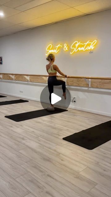 Pilates Barre Exercises, Barre Pilates Workout, At Home Pilates Studio, Pilates Yoga Studio, Beach Cave, Barre Body, Pilates Barre Workout, Pilates Room, Barre Instructor