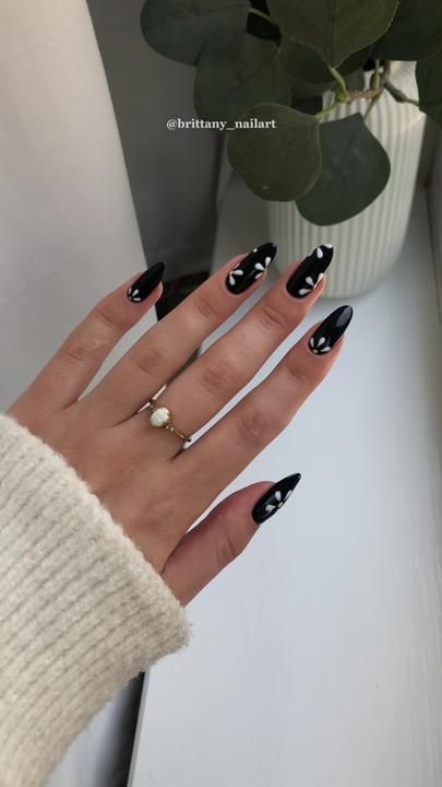 TikTok · Brittany | Nail Inspo Daisy Nails Black, Art To Do At Home, Summer Nails2023, Gel Nails Pastel, Nail Inspo Flower, Nail Designs Wedding, Classic Nail Art, Black And White Nail Designs, Nail Art Diy Easy