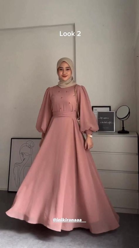 Dress Wisuda Hijab Modern, Ide Dress Bridesmaid Hijab, Gaun Satin Dresses Hijab, Baju Dress Hijab Styles, Dress Braidsmaid Hijab, Design Dress Muslim, Model Dress Hijab, Dress Promnight Hijab, Dress Silk Hijab