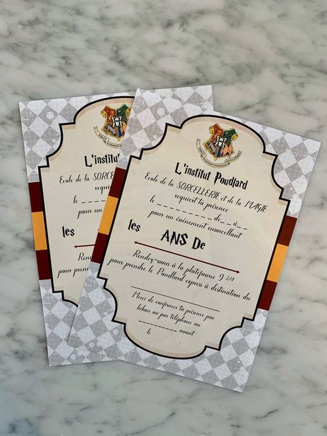 Parce que votre petit sorcier ne jure que par Harry Potter, obtenez notre magnifique kit déco à imprimer et rendez son monde magique le temps d'un gouter ! Invitations, accessoires de déco, boites à cadeaux, photobooth... Tout ce qu'il faut pour un moment parfait !Une décoration d'anniversaire Harry Potter - L'Imaginarium Invitation Harry Potter, Harry Potter Invitation, Carte Harry Potter, Harry Potter Invitations, Halloween Harry Potter, Anniversaire Harry Potter, Theme Harry Potter, Harry Potter Decor, Star Magic