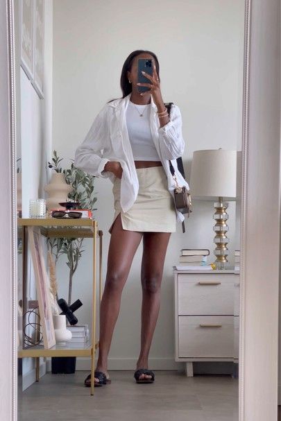 White Linen Mini Skirt Outfit, Short Linen Skirt Outfit, Linen Mini Skirt Outfit, Cream Skirt Outfit, Spring Summer Outfits 2023, Rainy Summer Outfit, Linen Skirt Outfit, Summer Joggers, Skirts Outfits Summer