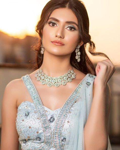 Makeup Look Indian, Pakistani Makeup Looks, Wedding Beauty Checklist, Summer Wedding Trends, Makeup Looks Wedding, Summer Wedding Makeup, Pakistani Makeup, Makeup Reference, Bridal Party Makeup