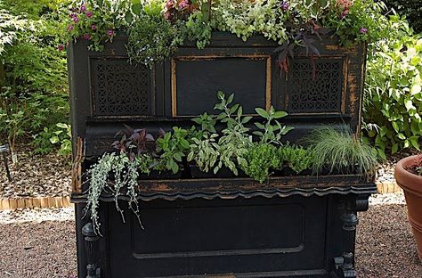 now i know how to give an old piano new life. Outdoor Piano, Piano Garden Planter, Piano Outside Garden, Piano In The Garden, Piano Garden Ideas, Piano Waterfall, Piano Garden, Piano Planter, Stowe Gardens