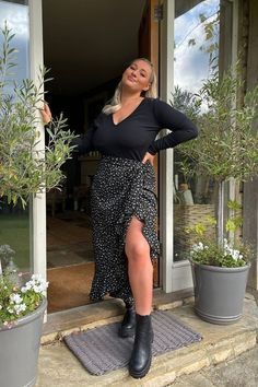 Day Drinking Outfit Plus Size, Boho Mum Outfits, Springs Outfit 2023, Greebo Fashion, Midsize Fashion Fall Skirts, Plus Size Pub Outfit, Black Outfits Midsize, Wrap Dress Midsize, Midi Size Fashion