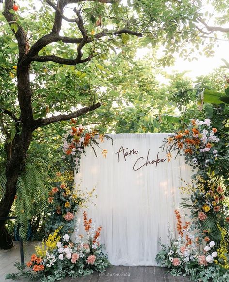 Backdrop Hanging Ideas, Intimate Wedding Decor Indoor, Photobooth Wedding Backdrop, Photobooth Decor, Stage Decoration Photos, Garden Backdrop, Reception Stage Decor, Wedding Reception Lighting, Wedding Hall Decorations