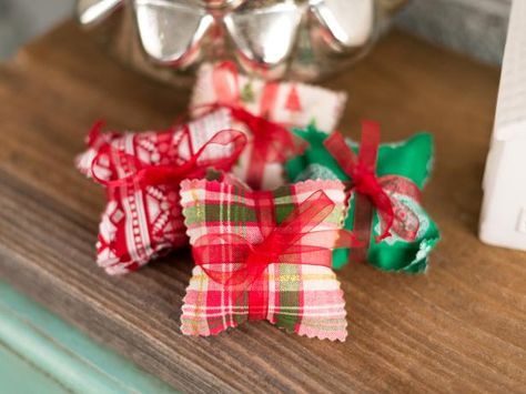 Give the gift of toasty fingers with these easy, no-sew hand warmers from HGTV.com. Sew Hand Warmers, Diy Handwarmers, Easy Diy Stockings, Cold Person, Diy Hand Warmers, Diy Stocking, Wedding Arbors, Christmas Diy Gifts, Diy Stocking Stuffers