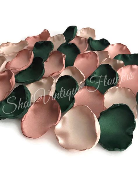 Emerald Green And Rose Gold Wedding, Colors That Go With Emerald Green, Emerald Green Wedding Party, Bridal Decor, Flower Girl Petals, Champagne Flowers, Green Themed Wedding, Bridal Shower Tables, Dessert Table Decor