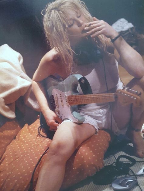 Courtney Love photographed by Jean-Baptiste Mondino. 2003. Courtney Love Pfp, Courtney Love Aesthetic, Courtney Love 90s, Hole Band, Hole Courtney Love, Courtney Love Hole, Kurt And Courtney, Celebrity Skin, Riot Grrrl