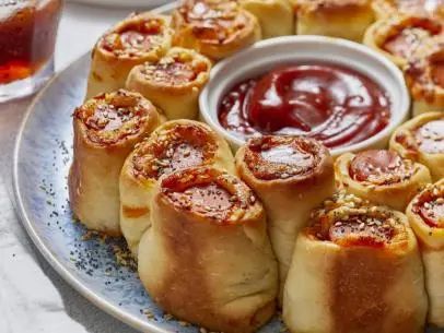 Pull-Apart Cheesy Pigs in a Blanket Mary Berg Pigs In A Blanket, Cheesy Pigs In A Blanket Recipe, Mary Berg Makes It Easy Recipes, Cheesy Pigs In A Blanket, Mary Makes It Easy Recipes, Movie Night Recipes, Savory Apps, Mary Makes It Easy, Pigs In A Blanket Recipe