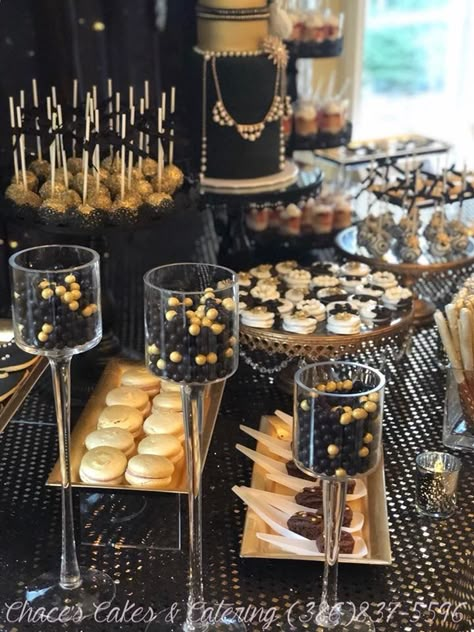 Black & Gold Dessert Bar  https://www.facebook.com/Chacescakes Gold Party Food, Black Table Runners, Golden Balloons, Gatsby Birthday Party, Black And Gold Party Decorations, Gatsby Party Decorations, Gold Dessert, Gatsby Themed Party, Gold Party Decorations