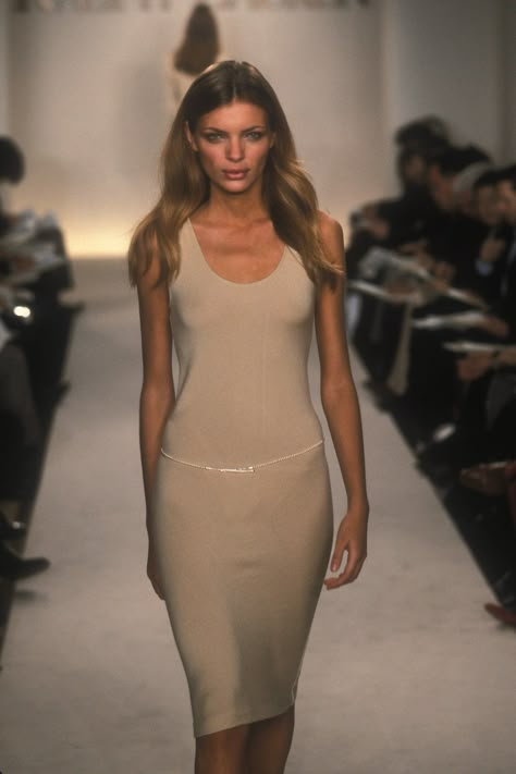 Vintage Ralph Lauren Aesthetic, Esther Canadas, Ralph Lauren Runway, Ralph Lauren Spring Summer, Fashion Through The Decades, 90s Minimalism, Ralph Lauren 90s, Classic Ralph Lauren, Ralph Lauren Fall