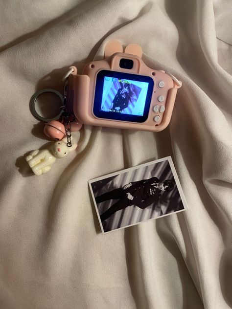 Gadget Aesthetic, Polaroid Camera Ideas, Hobbies Ideas, Acrylic Drawing, Pink Camera, Camera Ideas, Cute Camera, Camera Aesthetic, Dream Kitchens Design