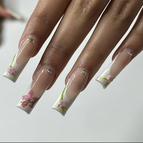 French Tip Nails With Floral Design, French Tip With Floral Design, Y2k Nails Flowers, Dominican Nail Designs, Aesthetic Nails 2024, Name On Nails Ideas, No Charm Nails, Summer Set Nails, Cool Nail Inspo Square