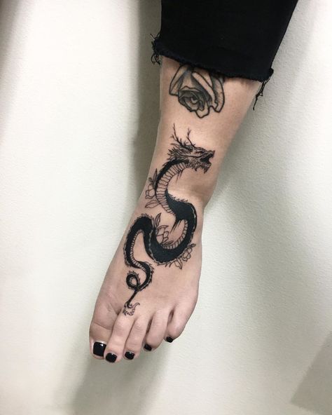 Kajka on Instagram: “👣🐍👣 #blacktattoo #onlyblackart #onlyblacktattoo #dragontattoo #dragon #snaketattoo #snake #linework #polandtattoo #polandtattoos…” Dragon Tattoos For Men, Japanese Dragon Tattoo, Dragon Sleeve Tattoos, Upper Arm Tattoos, Tatuaje A Color, Wrist Tattoos For Women, Dragon Tattoo Designs, Tattoo Videos, Tattoo Pattern