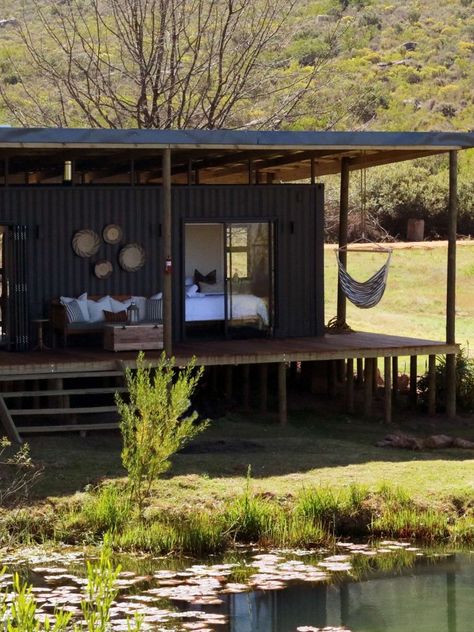 Off-grid, contemporary eco-cabins. Eco Cabin Off Grid, Luxury Off Grid Home, Off Grid Home Design, Eco Cabin Design, Mobile Home Garden, Eco Tiny House, Tiny House Rentals, Eco Retreat, Off Grid Tiny House