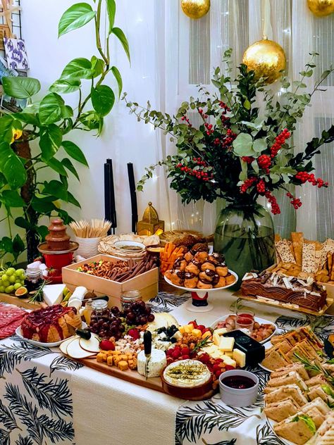 Christmas Harvest Table Food, Cocktails Tables Decor, Christmas Buffet Table Set Up Ideas, Christmas Party Tablescapes Buffet Tables, Appetizer Tower Ideas, Christmas Party Food Table Decorations, Christmas Table Settings With Food, Christmas Spread Table Food, Xmas Buffet Table Decor