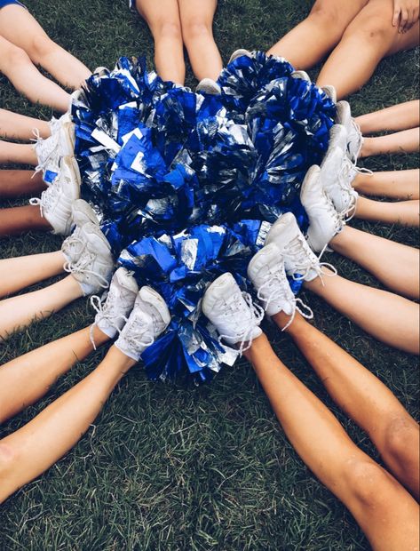 Poms Dance Team, Cheer Formations, Cheer Locker Decorations, Poms Dance, Cheerleading Pom Pom, Dance Team Photos, Cheer Hacks, Cheer Photography, Cheerleading Coaching