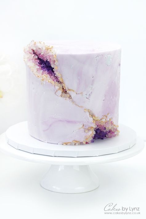 Crystal Cakes, Geode Cakes, Gem Cake, Geode Cake Wedding, Decorating For Beginners, 13 Birthday Cake, Geode Cake, 7 Birthday, Cake Decorating For Beginners