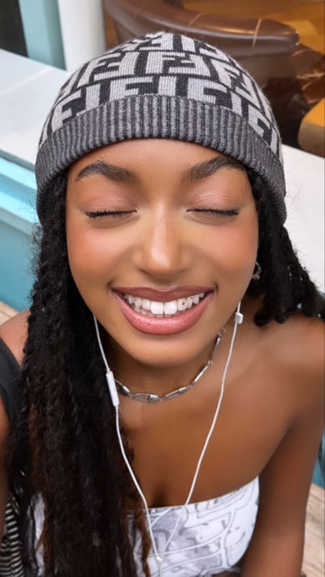 Tooth Gems Ideas Black Women, Tara Yummy Tooth Gems, Tooth Gem Celebrity, Smiley Piercing With Tooth Gems, Tooth Gems Nessa Barrett, Black Women Tooth Gem, Diamond Teeth, Tooth Gem, Teeth Jewelry