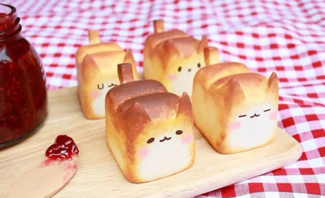 Warmly ‘Baked’ Breadcat | Bored Panda Cat Bakery, Cat Bread, Kue Macaroon, Kawaii Foods, Fruit Cupcakes, Kawaii Sweets, Cute Bread, Pembuat Roti, Kawaii Cooking