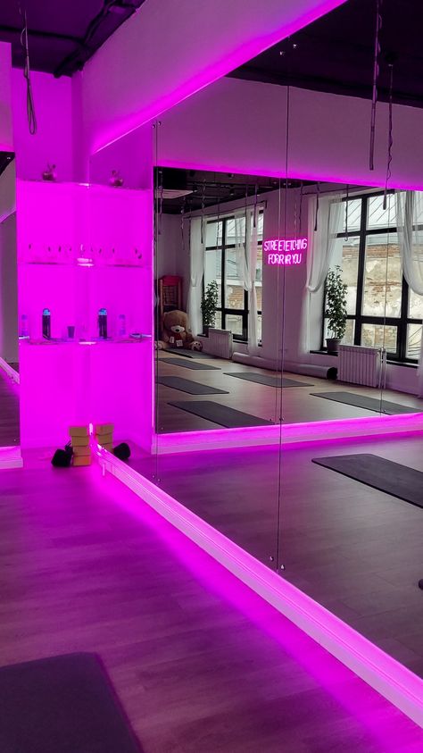 Cute Dance Studio, Stretch Studio Design, Basement Dance Room, Pink At Home Gym, Dance Instructor Aesthetic, Dance Studio In House, In Home Dance Studio, Flexibility Stretches Aesthetic, Home Dance Studio Ideas