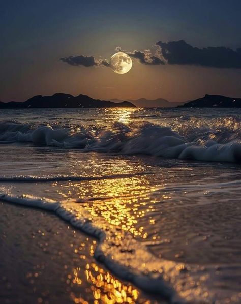 Beautiful Sky Pictures, Beautiful Ocean Pictures, The Moon Is Beautiful, Ocean Pictures, Moon Pictures, Sky Pictures, Night Scenery, Moon Photography, Pretty Landscapes