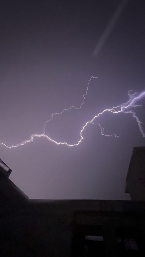 Aesthetic Night Landscape, Night Rain Snap, Aesthetic Dark Sky, Aesthetic Thunder, Dark Sky Aesthetic, Sky Aesthetic Night, Thunder Video, Rain Food, Gods Aesthetic