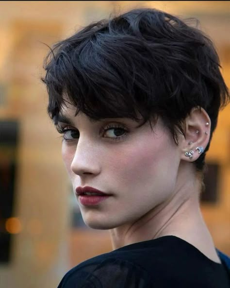 Wavy Pixie Cut, Choppy Pixie Cut, Curly Pixie Haircuts, Thick Hair Cuts, Really Short Hair, 얼굴 그리기, Hair Inspiration Short, Short Straight Hair, Short Pixie Haircuts