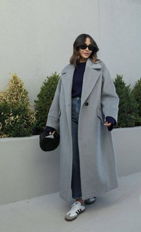 Outfits With Grey Coat, Grey Long Coat Outfit, Long Grey Coat Outfit, London Outfit Winter, Grey Coat Outfit, Grey Coats, London Outfits, Long Coat Outfit, Long Grey Coat