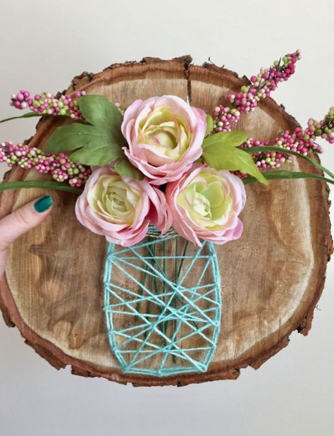 Easter String Art, فن الرسم بالمسامير, Mason Jar String Art, Art With Flowers, Monthly Crafts, Flowers In Jars, String Art Patterns, String Art Diy, Thread Art