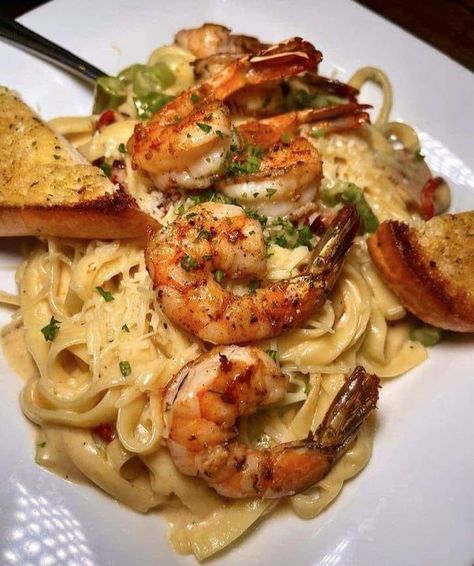 Shrimp Alfredo with Garlic Toast - Easy Recipe for Weeknight Dinners Cajun Shrimp Alfredo Recipe, Cajun Shrimp Alfredo, Garlic Toast Recipe, Easy Shrimp Alfredo, Restaurant Pasta, Shrimp Alfredo Recipe, Raw Shrimp, Garlic Toast, Shrimp Alfredo