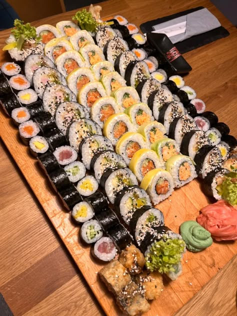 sushi futomaki hosomaki Sushi Board Aesthetic, Sushi Platter Ideas, Charcuterie Board Sushi, Sushi Platter Presentation, Sushi Charcuterie Board Ideas, Sushi Board Ideas, Sushi Platter Aesthetic, Sushi Birthday Party Ideas, Sushi Images