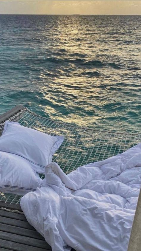 Ocean Aesthetics, Stories Wallpaper, Morning Aesthetics, Ocean Bed, Bed Hammock, Houses By The Beach, Aesthetic Instagram Stories, Maldives Honeymoon, Wallpaper Aesthetics