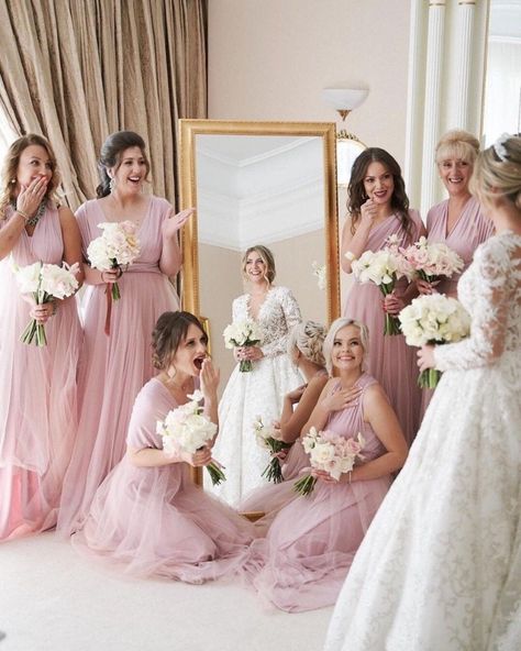 Pose Foto Pernikahan, Blush Bridesmaid Dress, Bride And Bridesmaid Pictures, Bridesmaid Poses, Infinity Dress Bridesmaid, Bridesmaid Pictures, Bridesmaid Photoshoot, Multiway Dress, Dress Bridesmaids