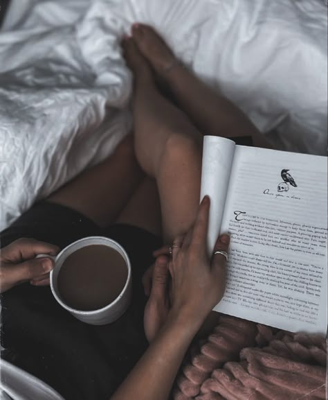 Read Together Couple, Hug Pics Romantic Aesthetic, Couples Reading Aesthetic, Domestic Romance Aesthetic, Couple Reading In Bed Aesthetic, Reading Together Couple, Couple Reading In Bed, Shifter Romance Aesthetic, Couple Snuggling Couch