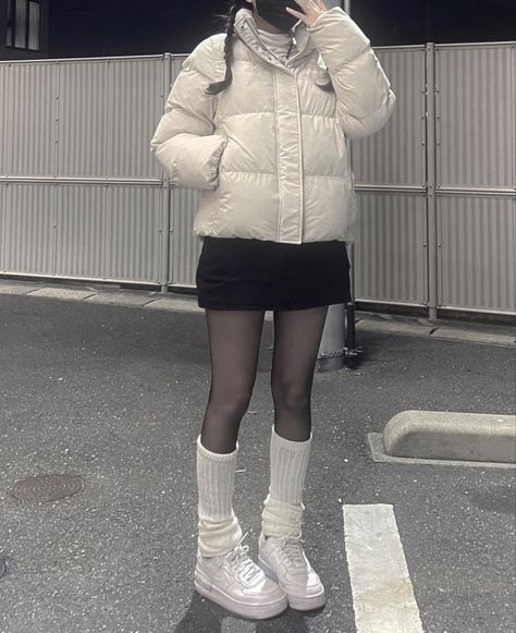 Puffer Jacket With Skirt Outfit, Fleece Skirt Outfit, Cutesy Winter Outfits, Puffer Jacket With Skirt, Puffy Jacket Outfit Street Style, Korean Casual Outfits Winter, Winter Outfits Korean Street Style, Ulzzang Winter Outfits, Airport Winter Outfit