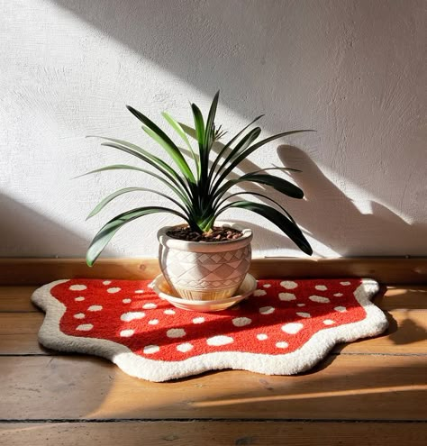 red and white polka dot semicircle squiggle fluffy rug Small Tufting Ideas, Small Tufted Rug Ideas, Punch Rug Ideas, Mini Rugs, Mushroom Rug, Small Rug, Punch Needle Rugs Ideas, Tufted Mushroom Rug, Funky Rug