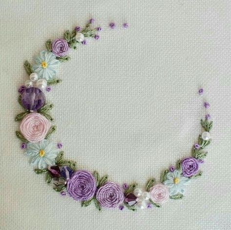 Brazilian Embroidery Stitches, Sulaman Pita, Embroidery Hoop Art Diy, Hand Embroidery Patterns Free, Simple Hand Embroidery Patterns, Diy Embroidery Designs, Floral Embroidery Patterns, Diy Embroidery Patterns, Hand Embroidery Tutorial