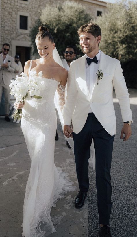 White Dinner Coat Groom, Husband Wedding Outfit, White Suit For Groom Wedding, White Men Wedding Suit, White Tux Wedding Bride Groom, White Jacket Groom And Bride, Groom And Bride In White, Groom In White Tuxedo, Bride And Groom In All White