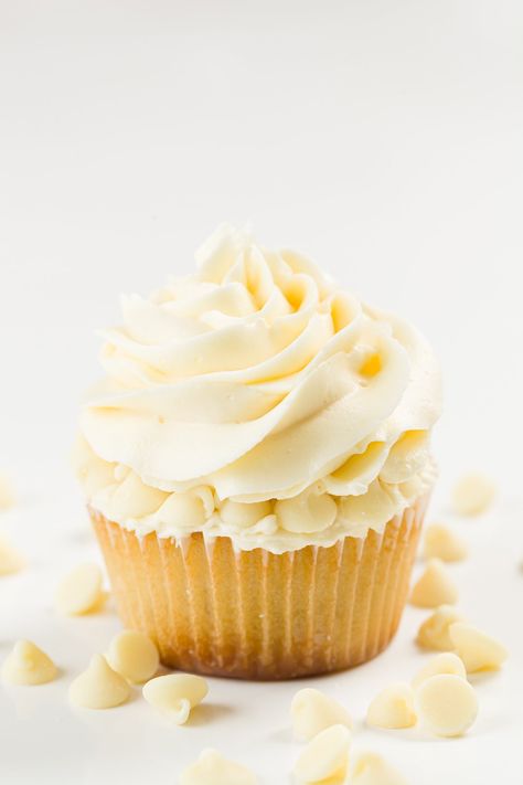 Flourless Cupcakes, Cake Samples, White Chocolate Buttercream Frosting, White Chocolate Muffins, White Chocolate Cupcakes, Cupcake Project, White Chocolate Frosting, Cup Of Cake, Chocolate Chip Cupcakes