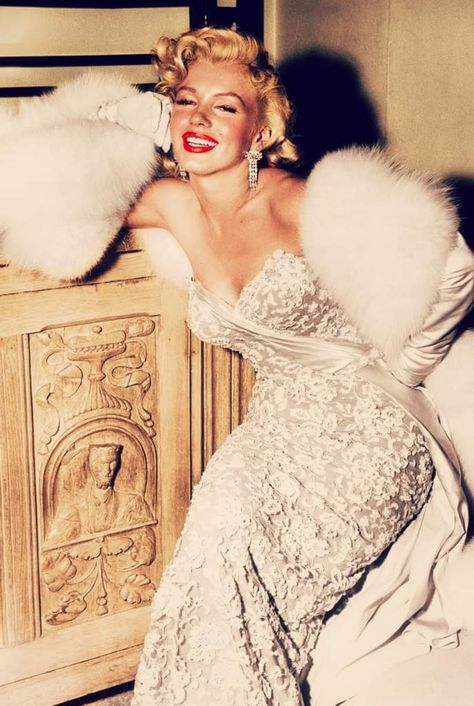 Monroe Aesthetic, Hollywood Glam Dress, Marilyn Monroe Outfits, Old Hollywood Dress, Marilyn Monroe Fashion, Vintage Hollywood Glamour, Hollywood Dress, Joe Dimaggio, Old Hollywood Glam