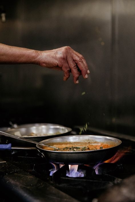 Food Photography Dinner, Restaurant Food Photography Ideas, Dark Restaurant Photography, Restaurant Photoshoot Ideas Food, Moody Restaurant Photography, Restaurant Shoot Ideas, Restaurant Photography Ideas, Chef Cooking Photography, Luxury Food Photography