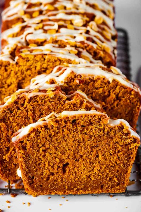 This healthy pumpkin bread is a simple recipe made in just one bowl! NO butter, NO dairy, NO added sugar, it's perfectly moist and tender! Montessori Recipes, Sf Desserts, Beach Cooking, Pumpkin Bread Recipe Healthy, Heathly Recipes, Healthy Pumpkin Dessert, Autumn Desserts, Vegan Pumpkin Bread, Healthy Pumpkin Bread