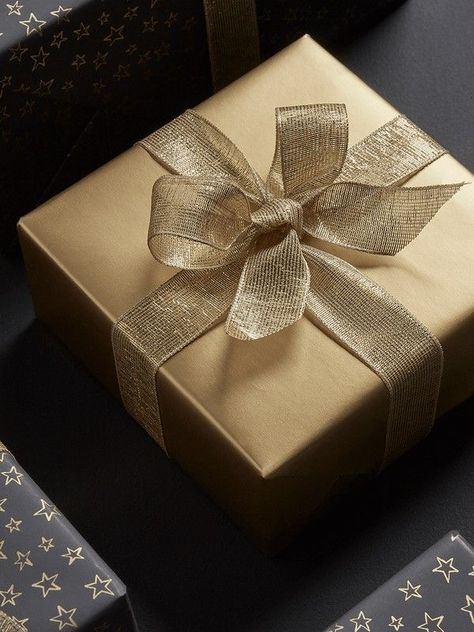 Gold Christmas Wrapping, Luxury Christmas Wrapping Paper, Gold Wrapping Paper, Xmas Gift Wrap, Elegant Gift Wrapping, Gift Display, Gift Wrapping Techniques, Gift Wrapping Inspiration, Entertaining Gifts