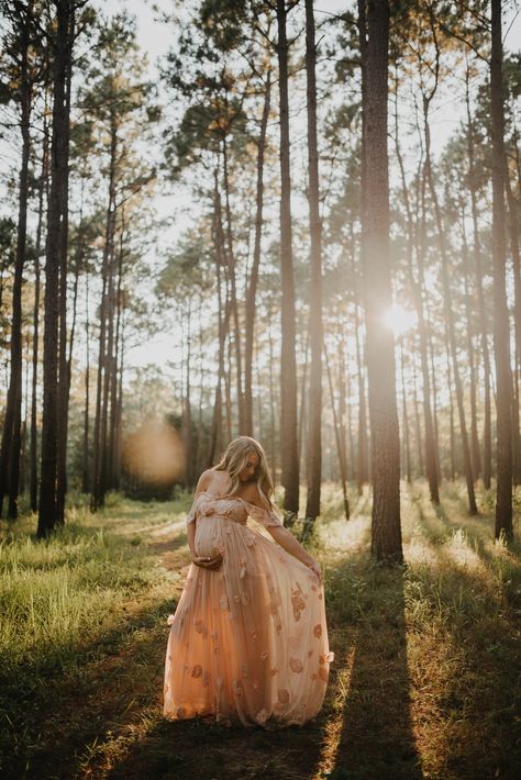 Maternity Pictures Sheer Dress, Maternity Photography Trees, Grassy Maternity Photoshoot, Pregnant Woman Poses, Fall Flowy Dress Photoshoot, Maturity Photoshoot Woods, Maternity Photo Shoot Ideas Flowy Dress, Rustic Fall Maternity Photos, Free People Maternity Shoot